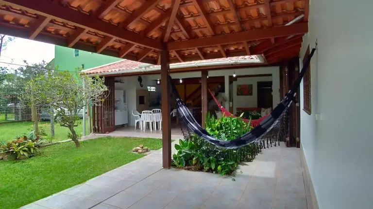 Imagem Casa espaçosa no centro de Garopaba-SC: 4 quartos, 3 salas e localização privilegiada!