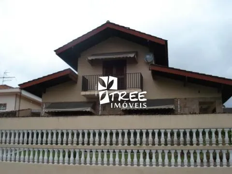 Imagem LOCAÇÃO COMERCIAL DE CASA NO JARDIM PLANALTO, EM ARUJÁ/SP, 400m² com 4 dorm, 3 salas, quintal amplo, churrasqueira e garagem p/ 4 autos. CONSULTE-NOS.