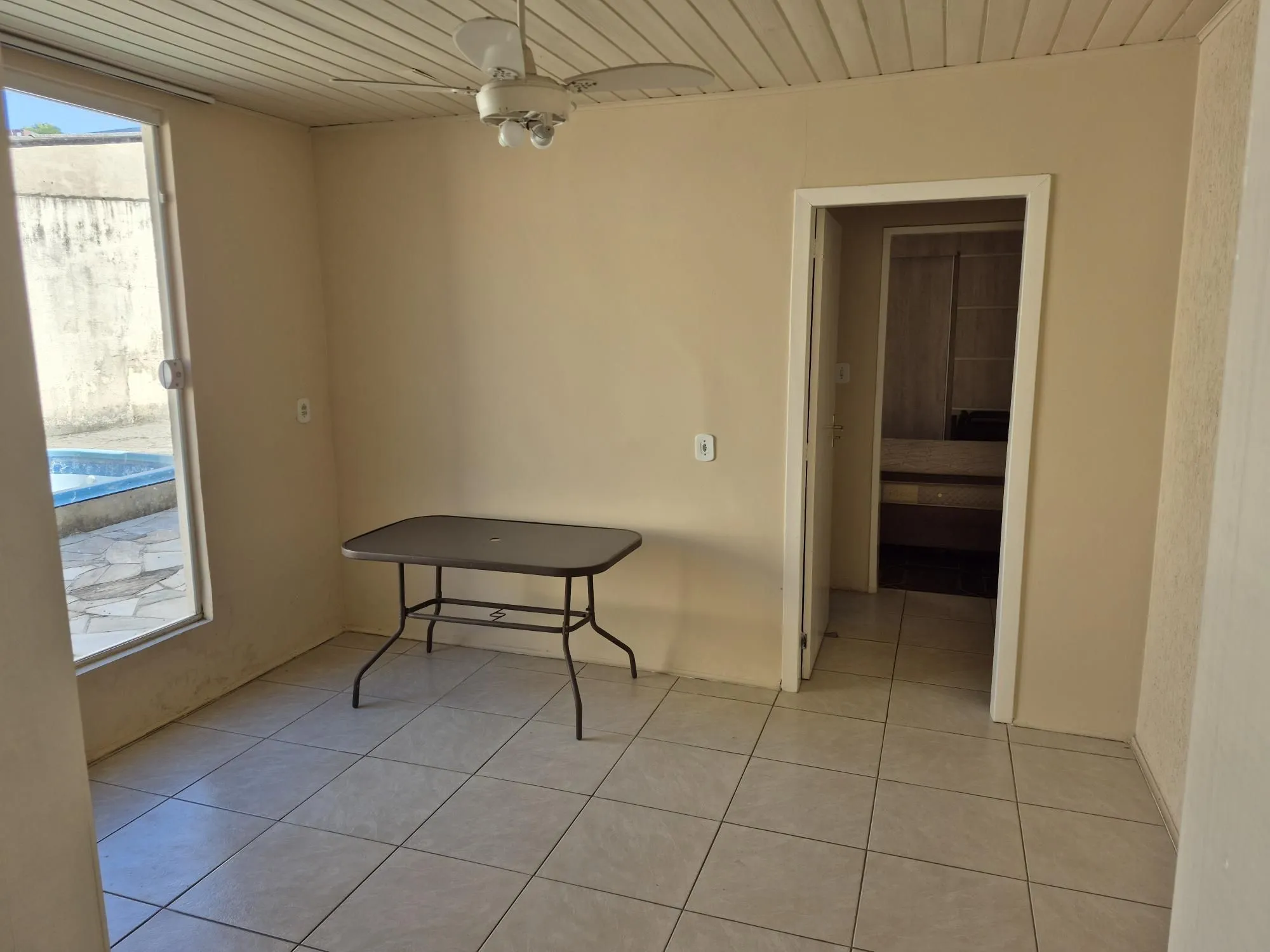 Imagem Casa Residencial de 4 Quartos com Piscina e Churrasqueira em Porto Alegre