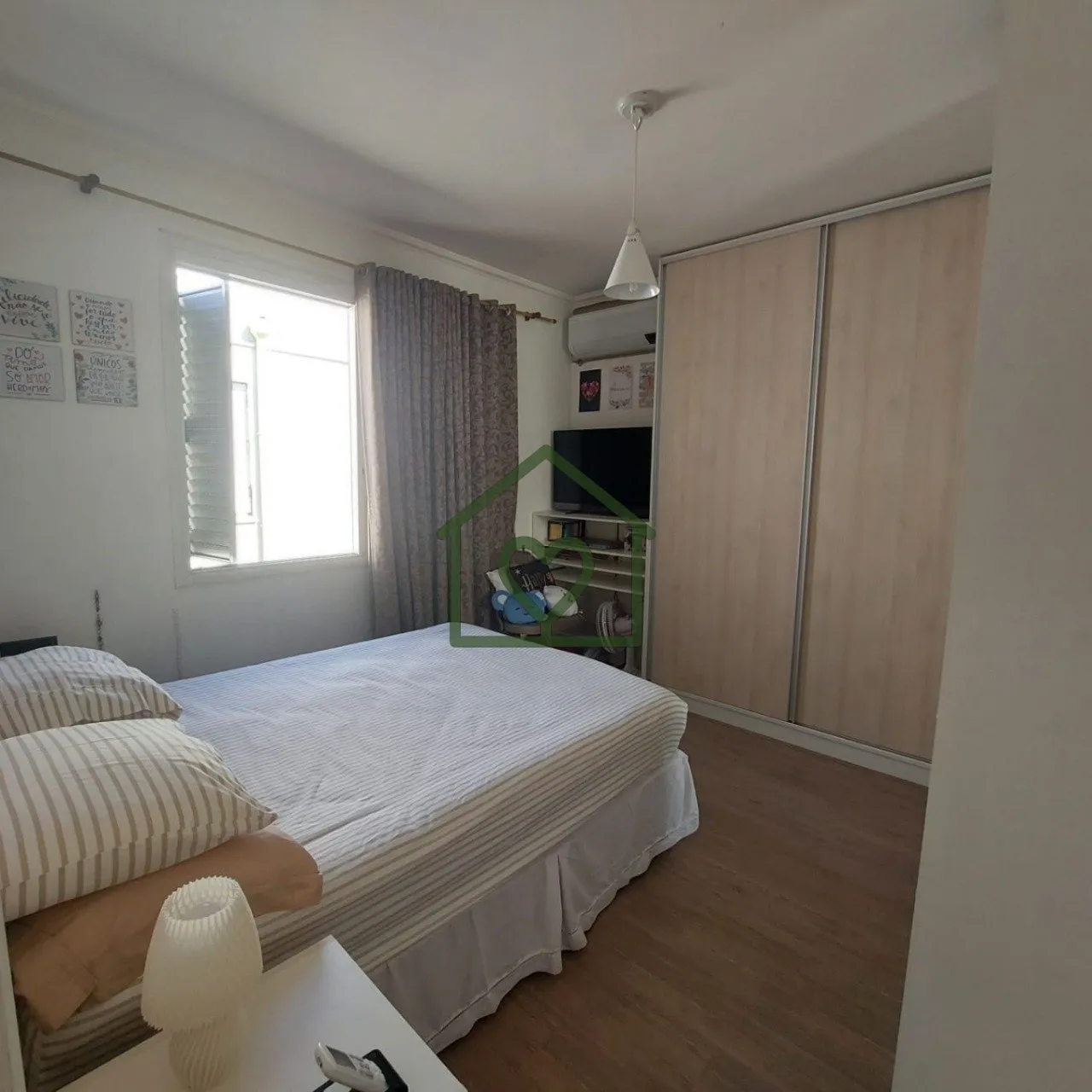 Imagem Excelente oportunidade para quem busca um apartamento no bairro Santana, em Porto Alegre.

O imóvel...