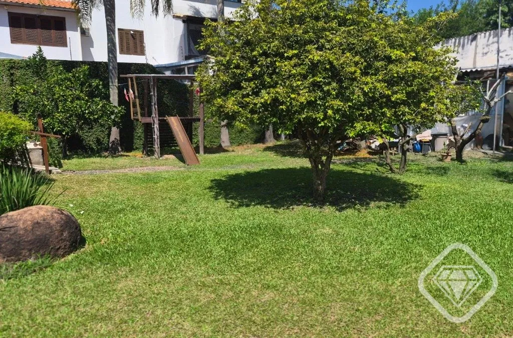 Imagem Casa em dois terrenos no bairro Guarujá, localizada em rua silenciosa, com excelente orientação s...