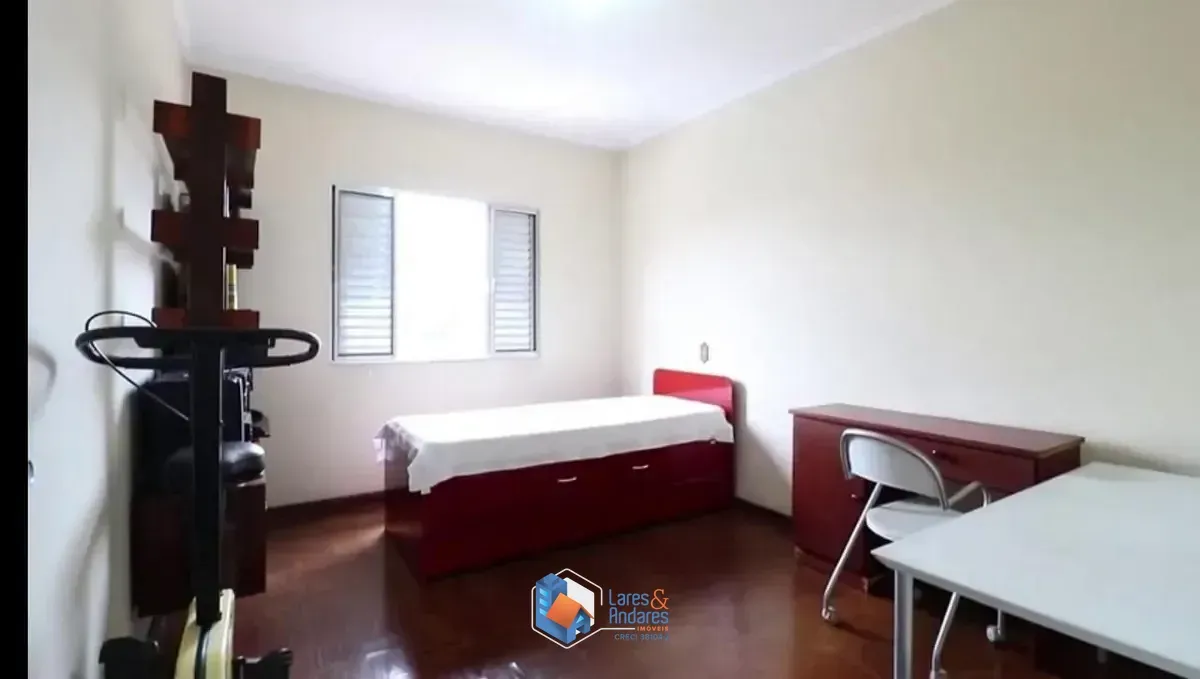 Imagem Casa para venda em Parque Peruche com 4 quartos, sendo 1 suíte, 228m²