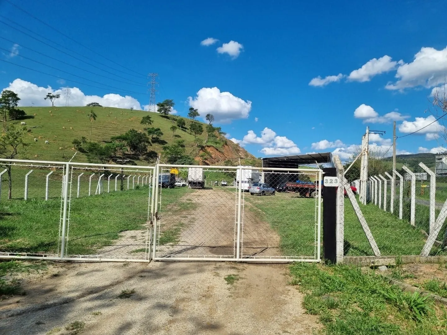 Imagem Terreno Estratégico de 3.300m² com Barracão, Escritório e 3 Acessos Rodoviários para Locação em Área Nobre de Aparecida