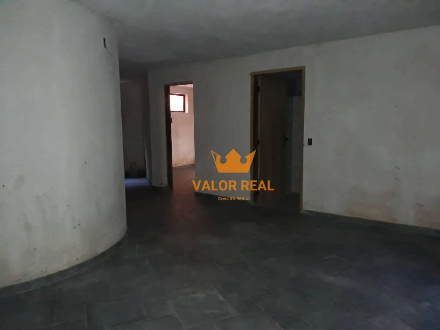 Imagem Magnifica casa em construção de alto padrão, possuindo 3.005m e mais 796m de área construida , possuindo um excelente design.