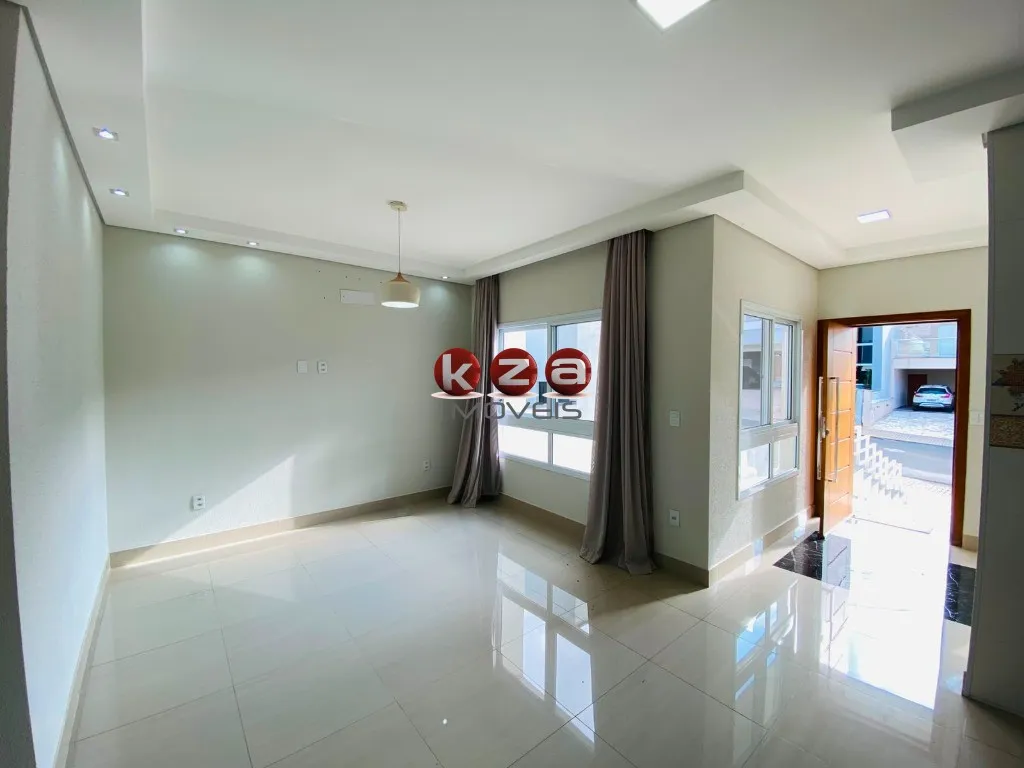 Imagem Casa para locação em condomínio exclusivo de Valinhos-SP, 3 quartos, 3 suítes, 3 salas, 5 banheiros, 6 vagas, 242m². Lenheiro