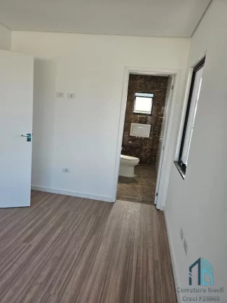 Imagem Sobrado em condomínio, amplo terreno, 03 quartos c/suíte, no Guabirotuba em Colombo -PR