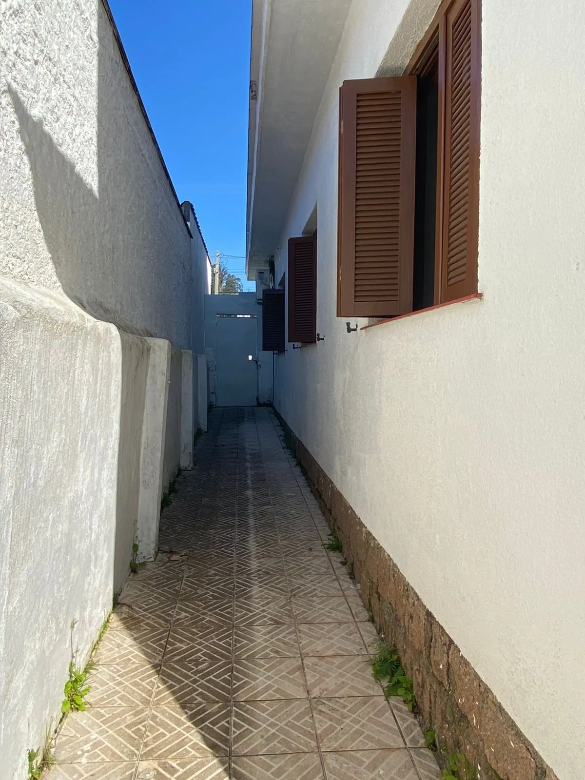 Imagem Casa de (3)três quartos, sendo uma suíte com duas vagas de garagem.