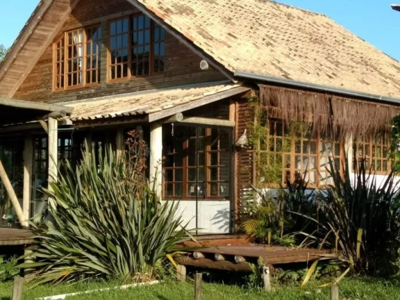 Imagem Casa Espaçosa com Vista para Lagoa em Ibiraquera, Imbituba-SC