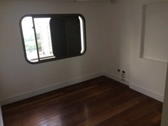 Imagem Excelente Duplex, com 4 dormitórios, sendo 2 suítes, 5 banheiros, 3 vagas de garagem, 3 salas, closet, piscina coberta