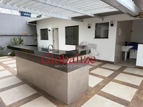 Imagem Casa com 4 dormitórios, edícula, vaga para 3 carros e quintal amplo na Ponta da Praia em santos por R$ 2.600.000,00