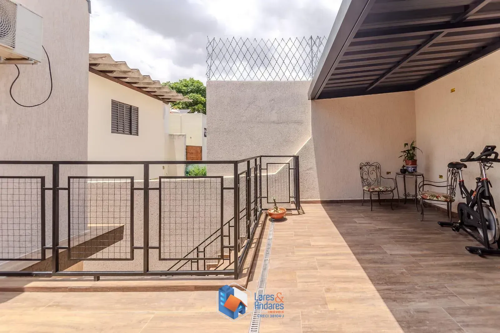 Imagem À VENDA, IMPERDÍVEL! SOBRADO REFORMADO NÃO GEMINADO COM 3 DORMS, SUÍTE, QUINTAL, ENERGIA SOLAR E EXCELENTE LOCALIZAÇÃO!