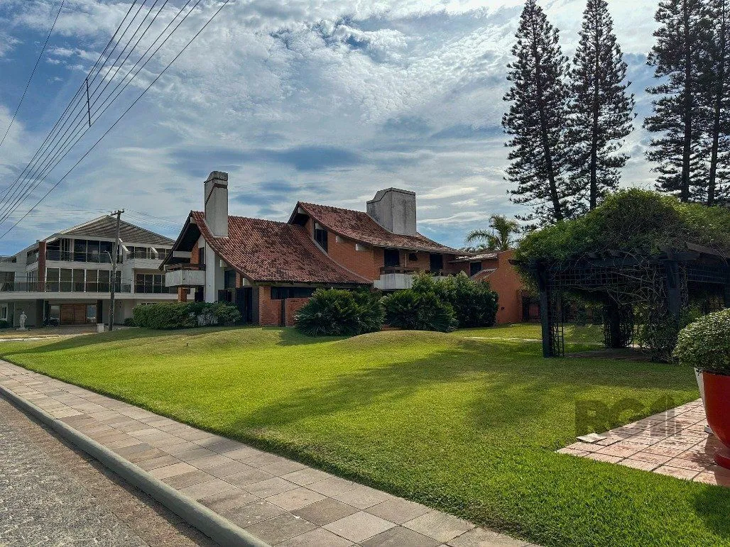 Imagem Icônica Casa para comprar a poucos metros do mar em Atlântida