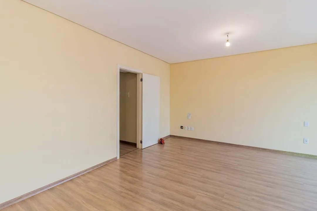 Imagem Casa com 3 dormitórios, suíte, lavabo e amplo pátio.