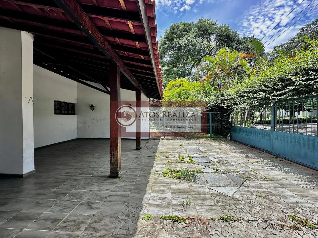 Imagem Sua Oportunidade batendo a sua Porta. Vendo casa em Interlagos 380m² com 4 quartos. VALOR VENDA: R$ 1.600.000 IPTU (anual): R$ 14.205 380 m2 útil 4 dormitórios 2 suítes 6 banheiros Sala de TV ️ Cozinha americana ️ Despensa Lavabo Lavanderia 6 vagas Churra