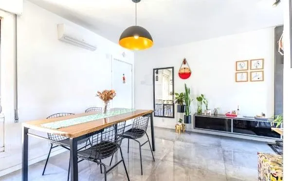 Imagem Apartamento na Cidade Baixa de 1 dormitório e dependência REFORMADO