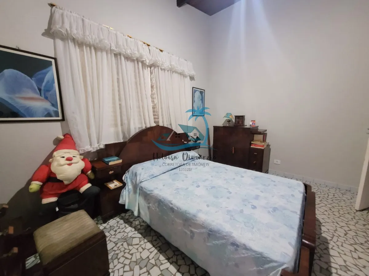 Imagem Excelente casa térrea com 5 dormitórios a venda à 200 metros da orla do Itaguá em Ubatuba.