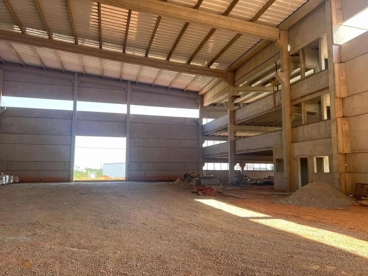Imagem Galpão Comercial de Alto Padrão com Estrutura Completa para Indústria