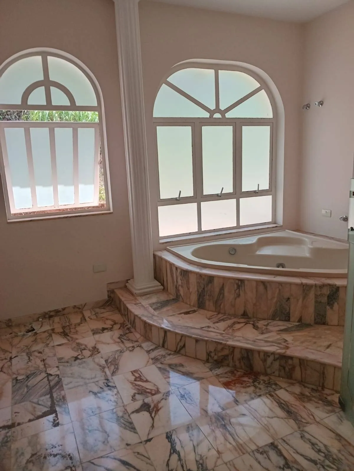 Imagem Casa dos Sonhos à Venda no Tamboré 1: Conforto, Lazer e Privacidade