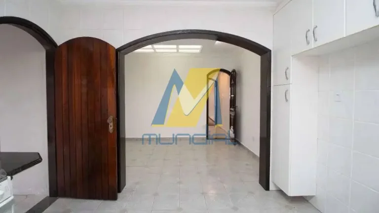 Imagem O imóvel conta com 4 dormitórios, sendo 1 suíte com banheira e sacada.