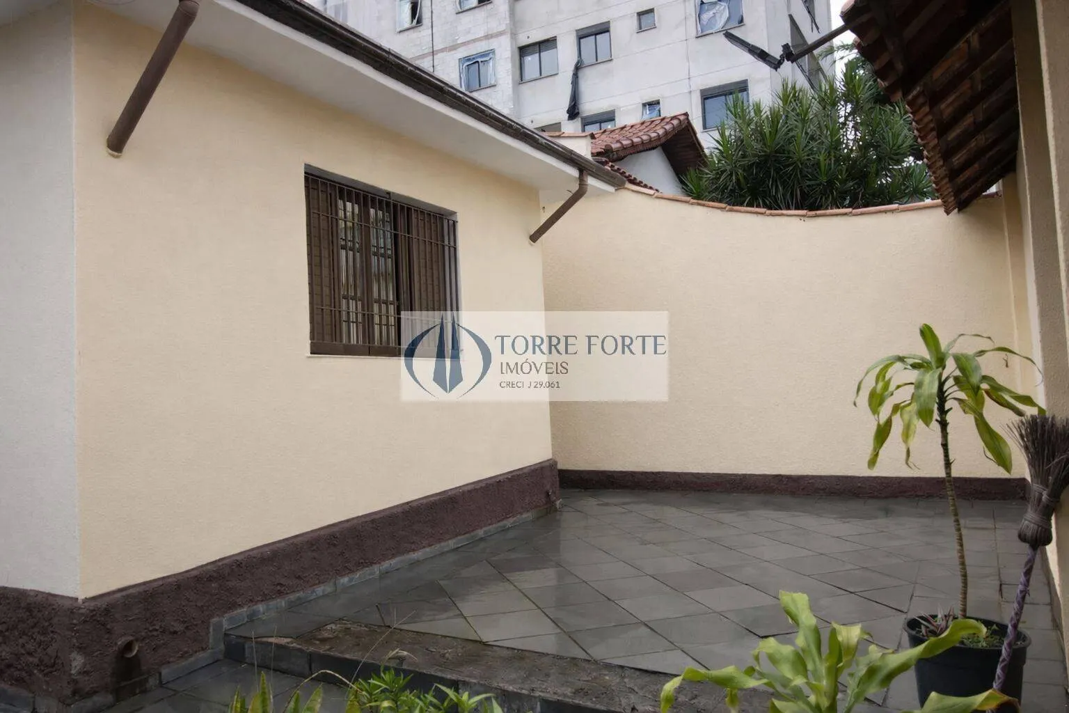 Imagem Casa com lindo espaçoso quintal, 3 vagas de garagem, 2 dormitórios