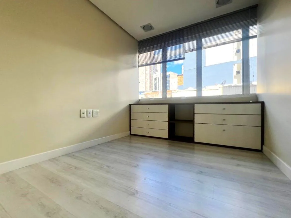 Imagem SALA COMERCIAL SEMIMOBILIADA COM VAGA, PARA VENDA OU LOCAÇÃO NO BAIRRO CENTRO HOSTÓRICO!