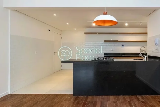 Apto com 129,23m² no Itaim Bibi Sala ampla para 2 ambientes com cozinha integrada e armários plane...