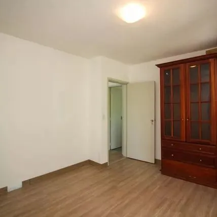 Imagem Apartamento com 2 dormitórios, banheiro auxiliar e 2 vagas cobertas.