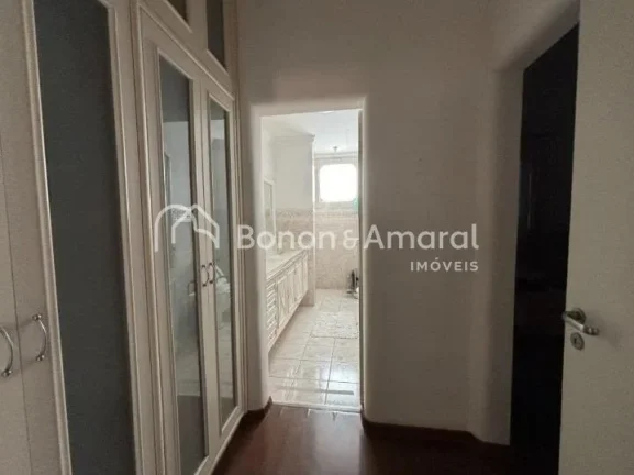 Imagem Amplo e elegante, este apartamento oferece um living integrado a vários ambientes, sala de TV aconc...