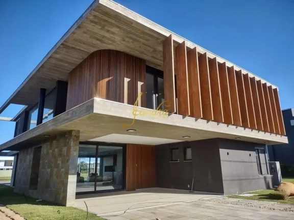 Imagem Belíssima Sobrado no Condomínio Enseada! Estilo Contemporâneo, composto por 05 suítes com sacada