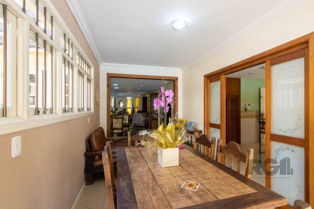 Imagem Casa com 452m² de área construída, 02 suítes, banheira de hidro, closet, 02 banheiros sociais, 03 living com 02 ambientes, 02 lareiras