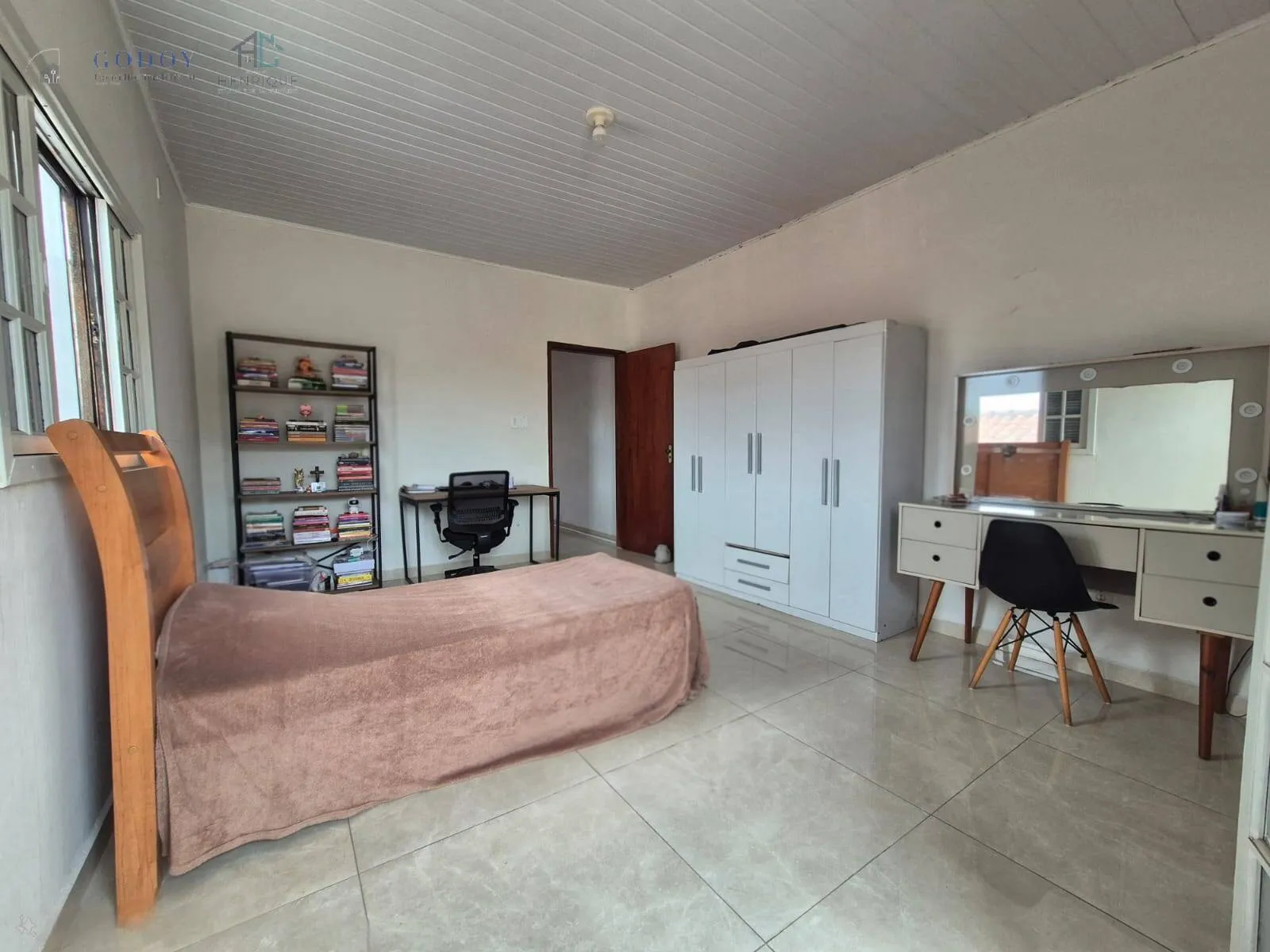 Imagem Sobrado com 4 Quartos e Garagem para 4 Carros