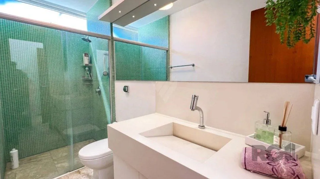Imagem Casa à beira do lago na área central do condomínio com 4 suites