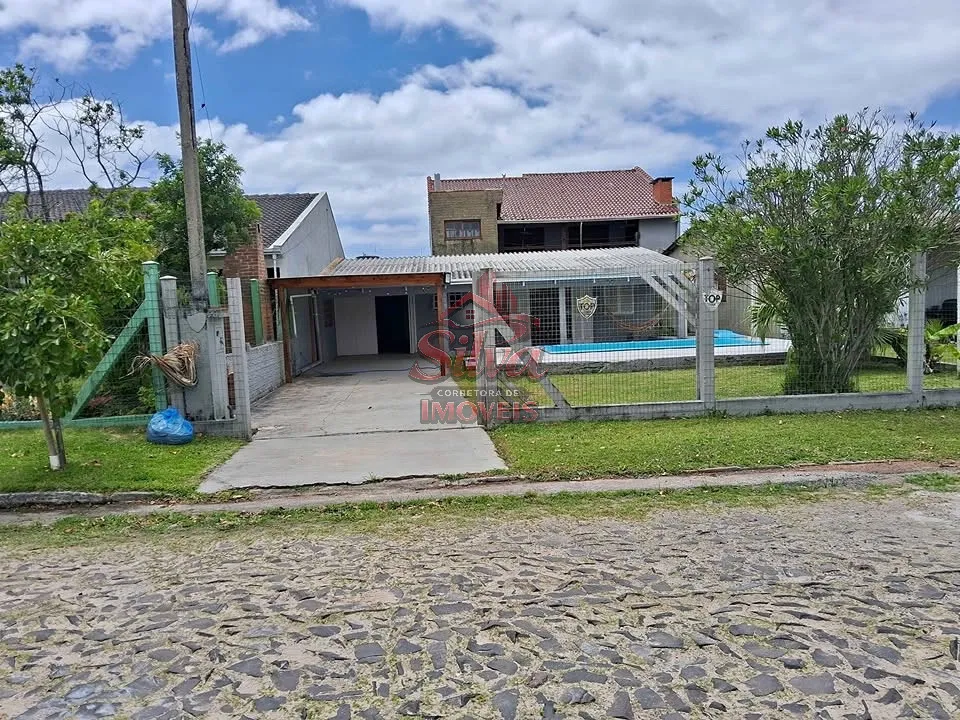 Casa 3 dormitórios com piscina a 300m do mar