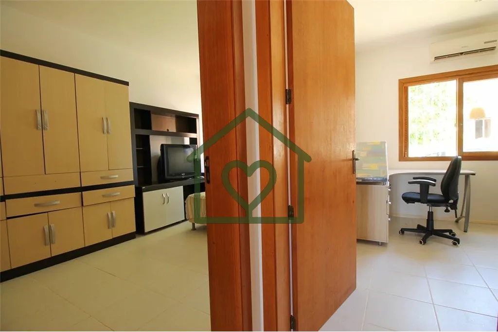 Imagem Conheça esta Casa Térrea 2 quartos, sendo 1 suíte; com varanda aos fundos com piscina e churrasqu...