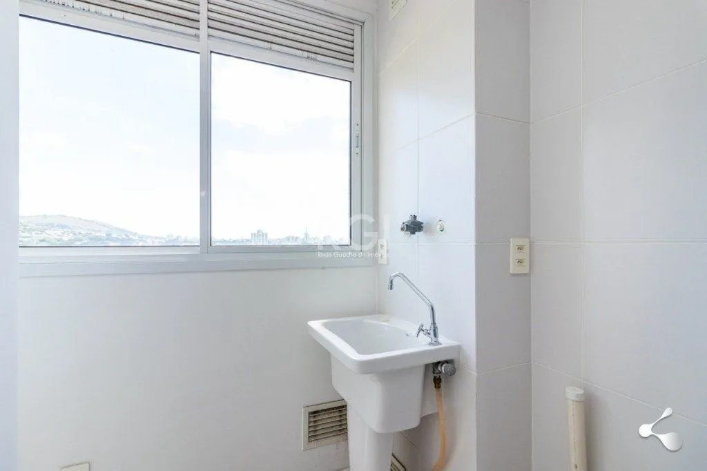 Imagem Vende apartamento, 03 dormitórios, living para dois ambientes, banheiro social, cozinha com churrasqueira e área de serviço e garagem.