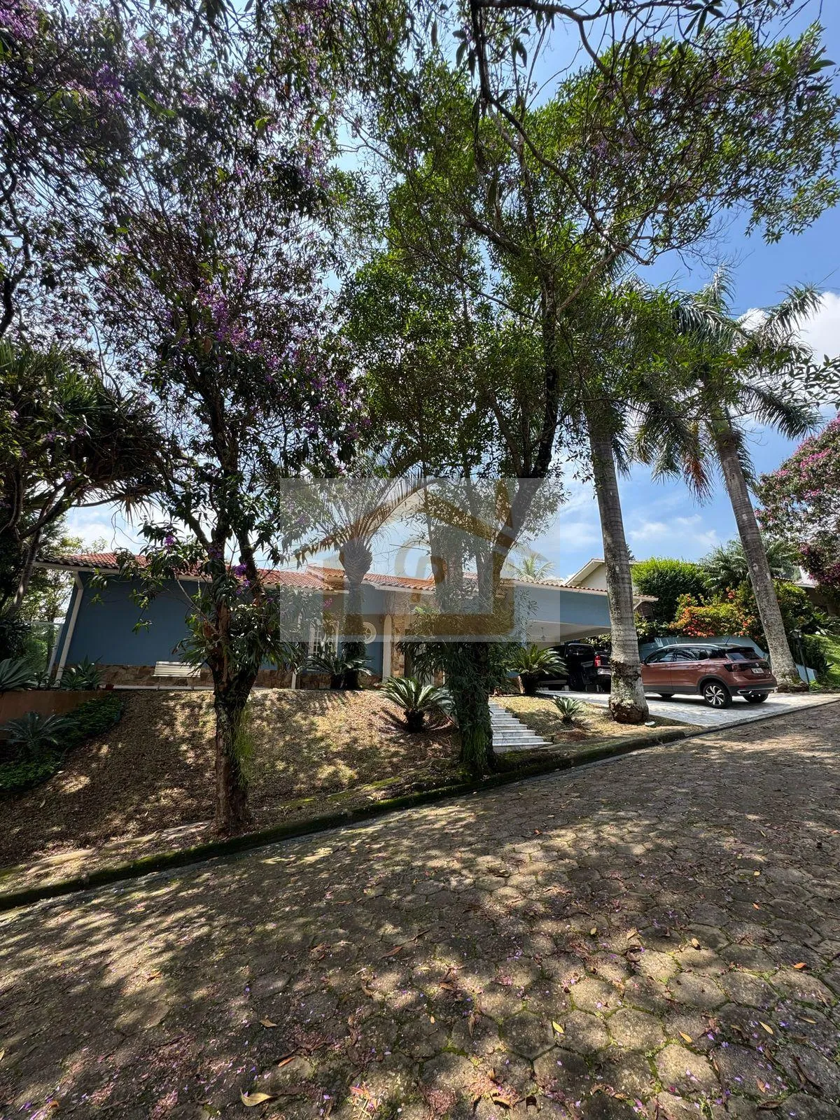Imagem Residencial silencioso, natureza e próximo ao Templo Budista Zulai! São 4 quartos, 4 vagas