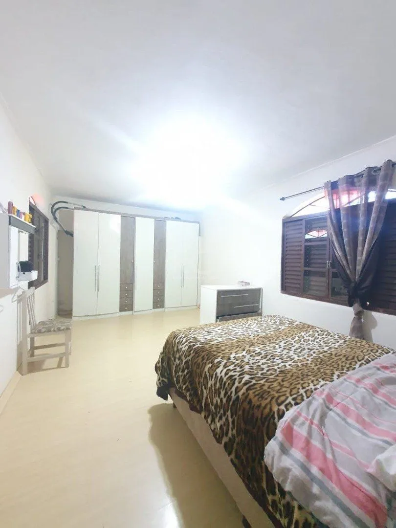 Imagem Casa para Venda - 226.9m², 5 dormitórios, sendo 2 suites, 5 vagas - Teresópolis