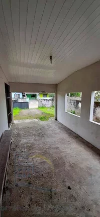 Imagem Vendo Terreno Esquina Itinha edificado com uma casa de Alvenaria