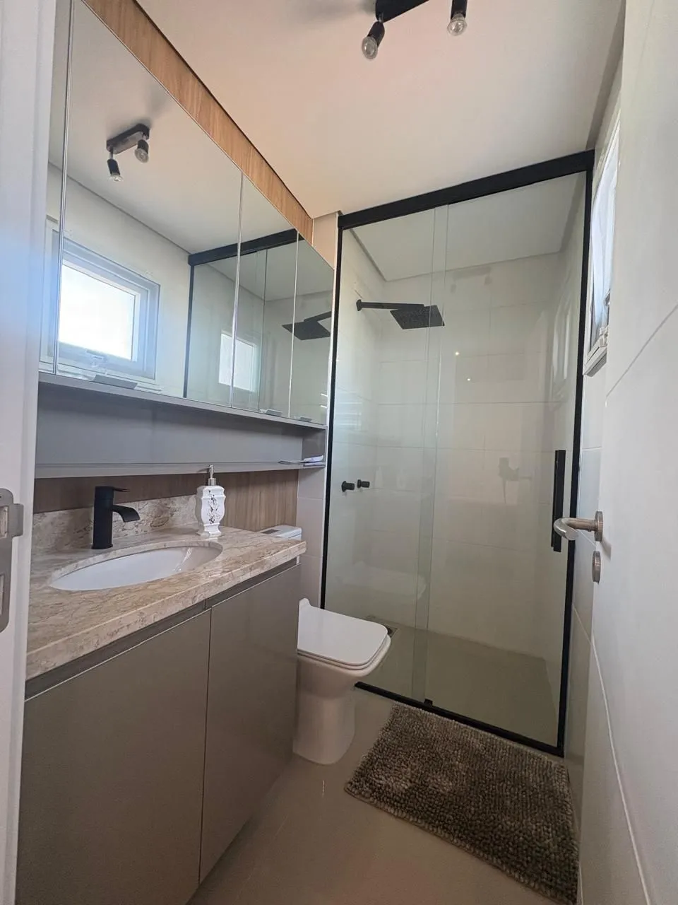 Imagem Apartamento à venda no Bairro Tristeza - Mobiliado. Lindo apartamento de 3 dormitórios, transformado em 2 dormitorios, sendo 1 suíte, com excelente distribuição dos ambientes.