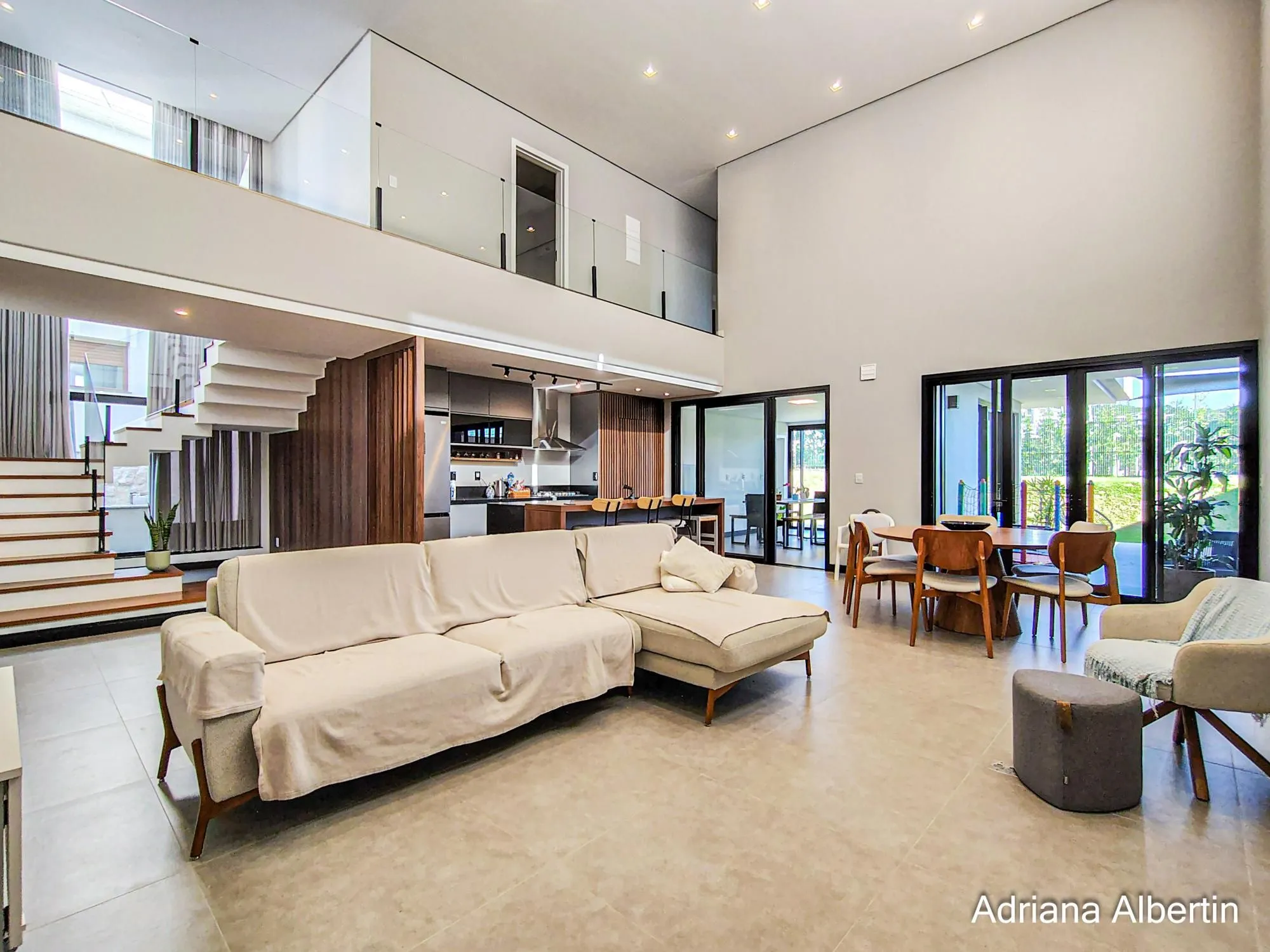 Imagem Casa com 345m², piscina e vista para o Guaiba