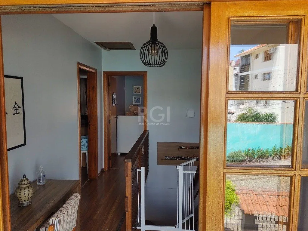 Imagem Excelente casa com 03 suíte, espaço gourmet com churrasqueira, living com lareira, pátio com piscina e garagem para 02 carros no bairro Espírito Santo