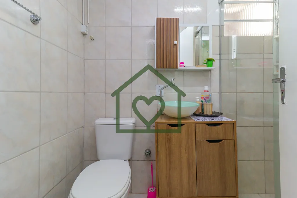 Imagem Apartamento no bairro Camaquã com 61m2 privativos, localizado a um lance de escada, composto por do...