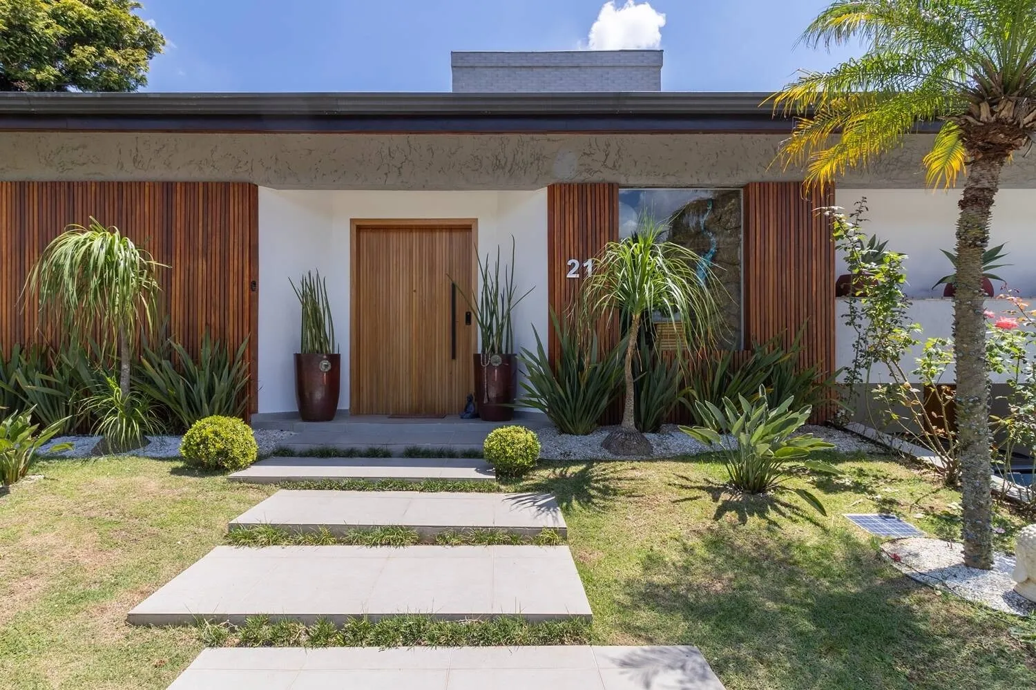 Imagem Casa de Luxo Modernizada em Alphaville ? Privacidade, Conforto e Sustentabilidade