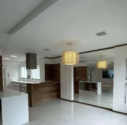 Imagem Casa de Alto Padrão em Jurerê Internacional a Poucos Minutos da Praia