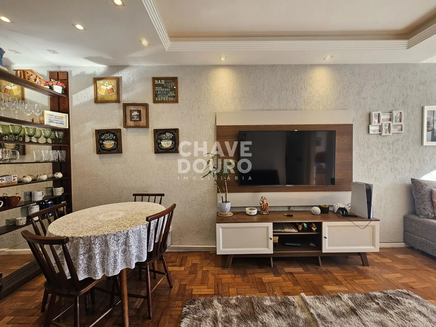 Imagem Apartamento reformado em frente a faculdade UNIFESO no Alto!