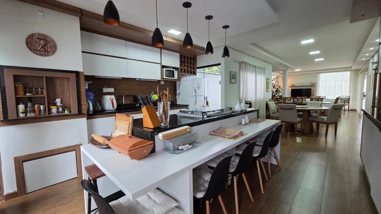 Imagem Casa com 3 suítes, 200 m², PISCINA AQUECIDA, mobiliada, com ar-condicionado e energia solar.

Cara...
