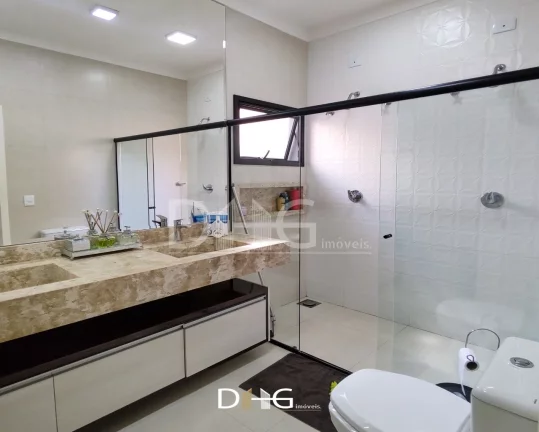 Imagem Casa de alto padrão térrea com 03 suítes, com ar condicionado, suíte master conta com closet, banheiro já com duas cubas e dois chuveiros;