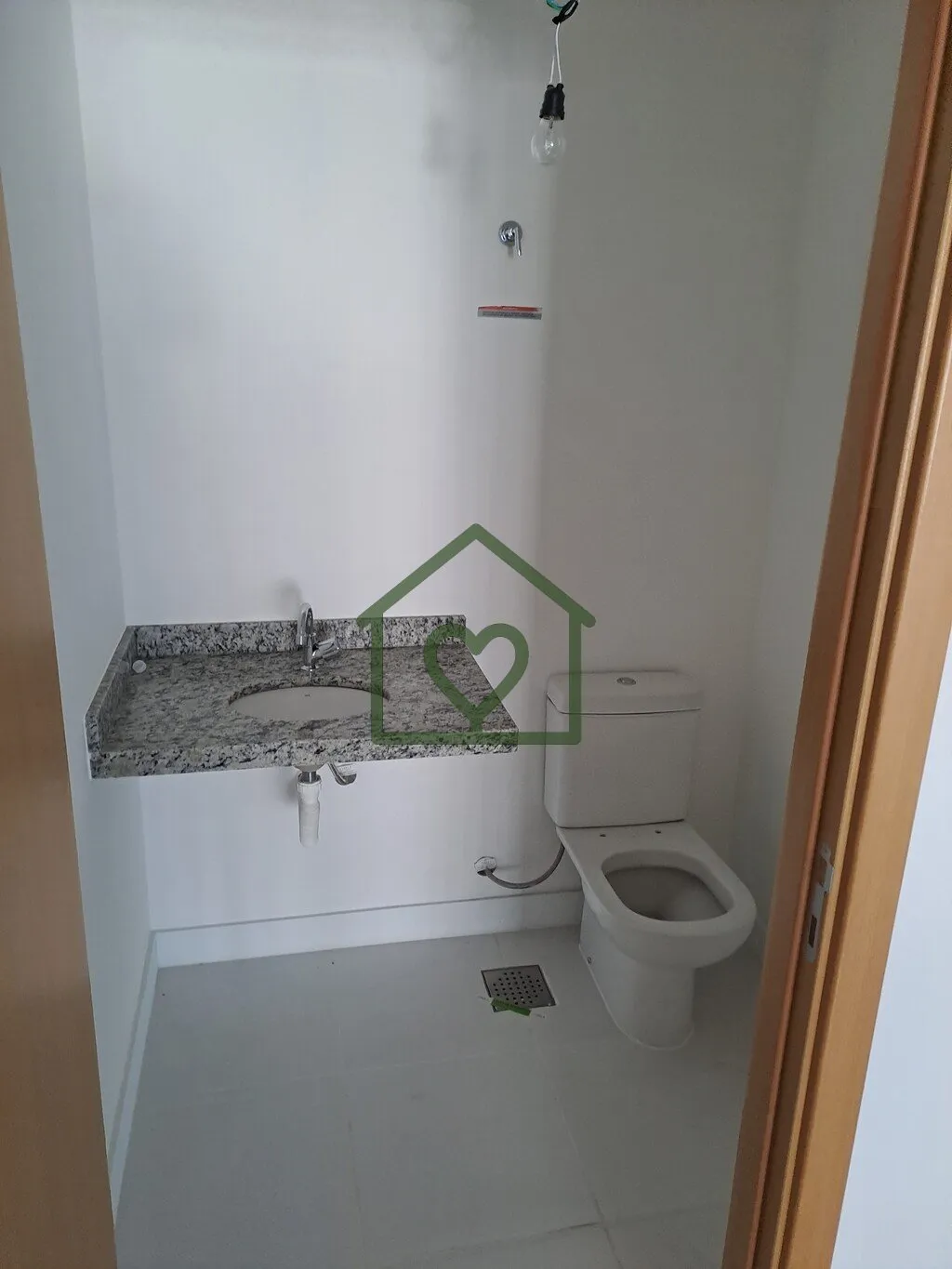 Imagem Excelente sala no MEDPLEX EIXO NORTE na TORRE SAÚDE. Possui 2 banheiros. Complexo com salas, clíni...