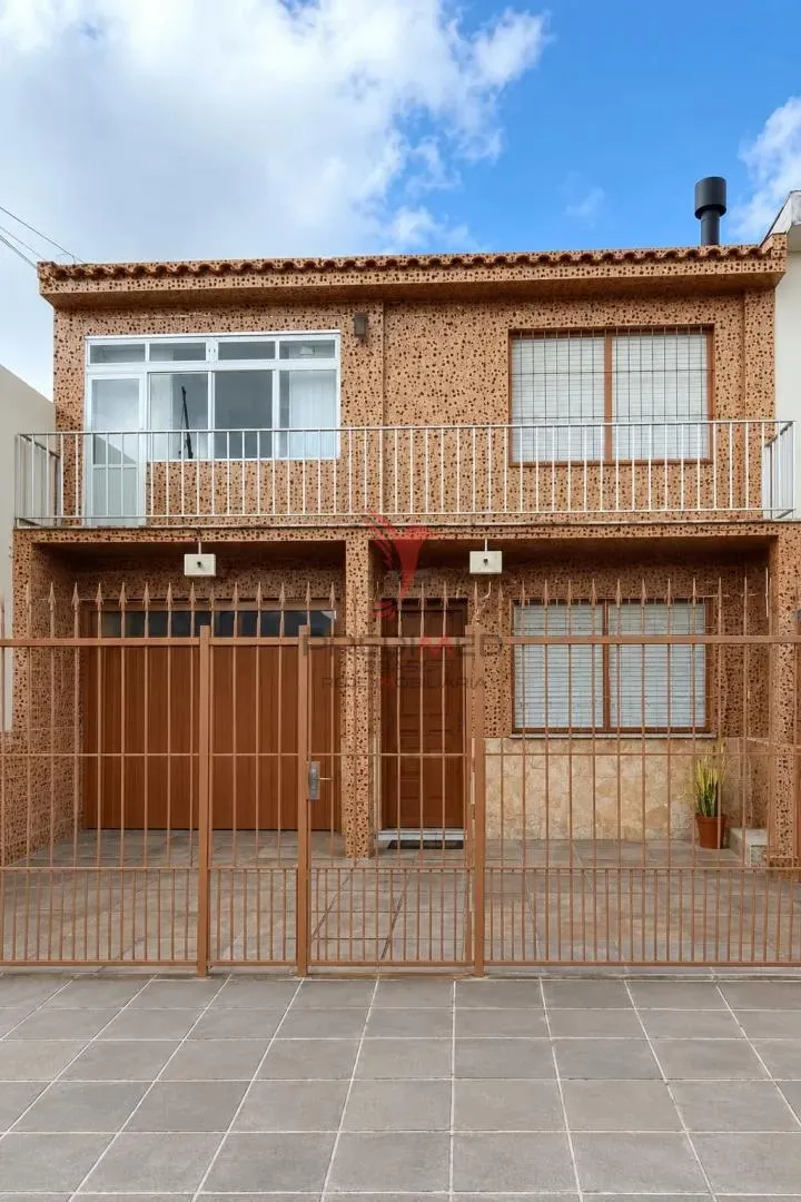 PRONTO PARA MORAR NO CENTRO: SOBRADO DE 3 DORMS, SUITE E 2 VAGAS