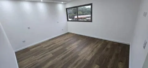 Imagem VENDA DE SOBRADO NOVO NO CONDOMÍNIO REAL PARK, EM ARUJÁ/SP, 300m² com 04 suítes, suíte máster com hidro, garagem com 04 vagas e piscina. CONSULTE-NOS.